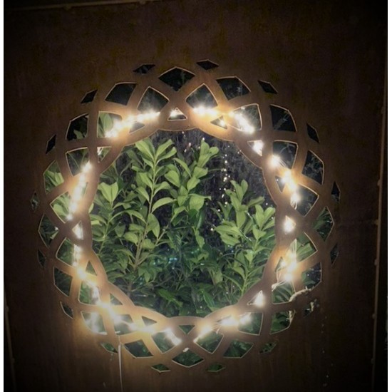 Sichtschutzwand Metall mit Motiv Weidenkranz mit Lichterkette weihanchtlich beleuchtet