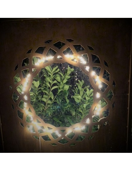 Sichtschutzwand Metall mit Motiv Weidenkranz mit Lichterkette weihanchtlich beleuchtet