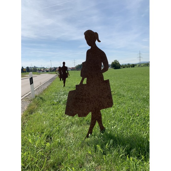 Frau - Helga - als Aufstellfigur Metall für Draußen mit Handtasche beim Shopping