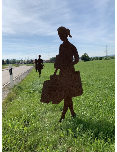 Frau - Helga - als Aufstellfigur Metall für Draußen mit Handtasche beim Shopping