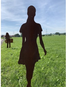 lebensgroße Figur Frau mit Minirock für draußen aus Metall mit Rost 2