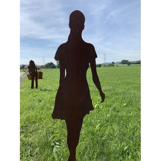 Frau als Aufstell Figur Metall mit Mini Rock