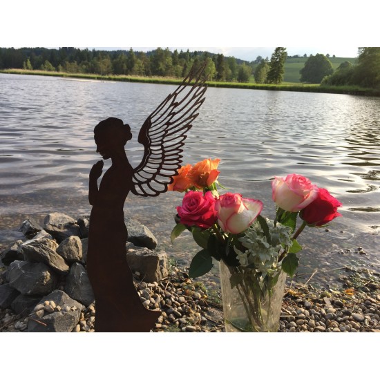 Engelfigur Metall Rost als Gartendeko mit Rosen