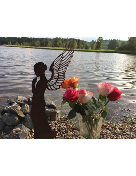 Engelfigur Metall Rost als Gartendeko mit Rosen