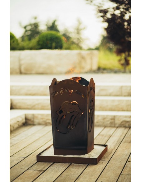 Feuerkorb eckig Rolling Stones "LICKS" aus Edelrost Höhe 66 cm 32 x 32 cm