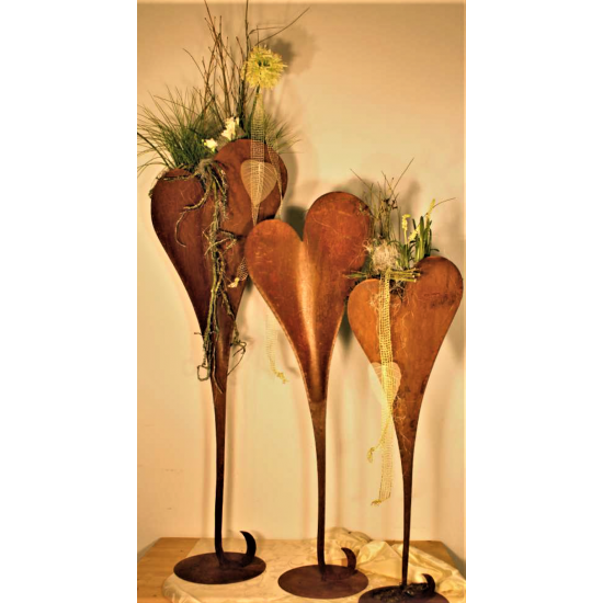 Edelrost Herzständer XXL 132 cm hoch zum Bepflanzen auf Platte