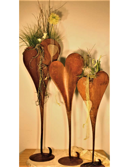 Edelrost Herzständer XXL 132 cm hoch zum Bepflanzen auf Platte