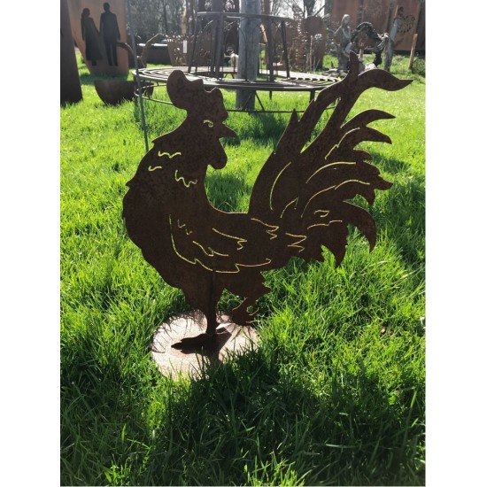 rostiger Hahn nach hinten schauend auf Platte -Dekofigur für den Garten aus Metall Bauernhofdeko Landhausstil