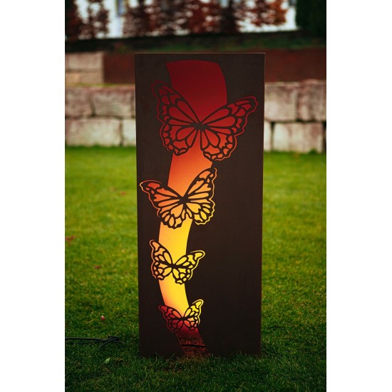 Rostsäule mit Schmetterlingsmotiv, beleuchtet