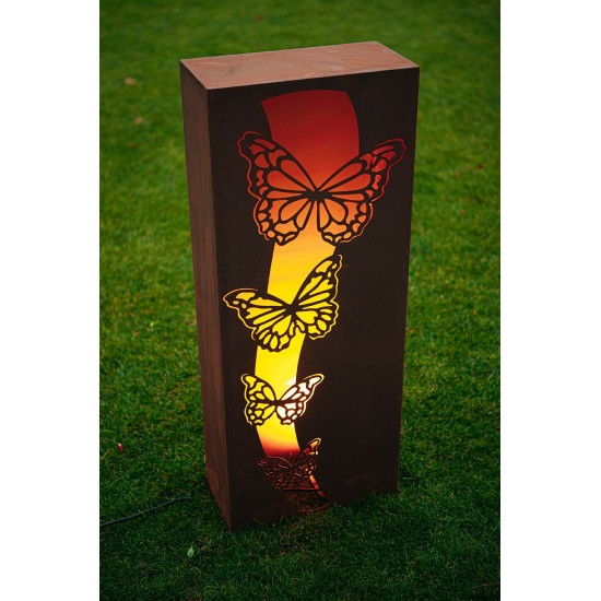 Rostsäule mit Schmetterlingsmotiv, beleuchtet