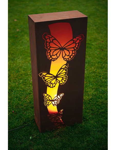 Rostsäule mit Schmetterlingsmotiv, beleuchtet Rostsäule mit Schmetterlingsmotiv, beleuchtet