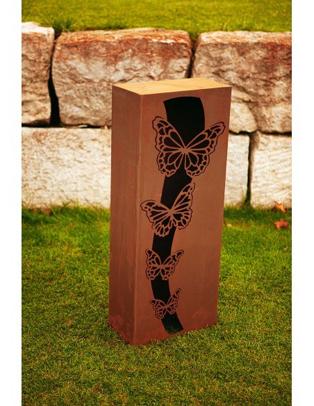 Rostsäule mit Schmetterlingsmotiv zum Beleuchten Rostsäule mit Schmetterlingsmotiv zum Beleuchten