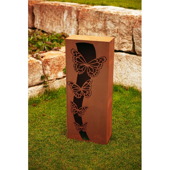 Rostsäule mit Schmetterlingsmotiv zum Beleuchten