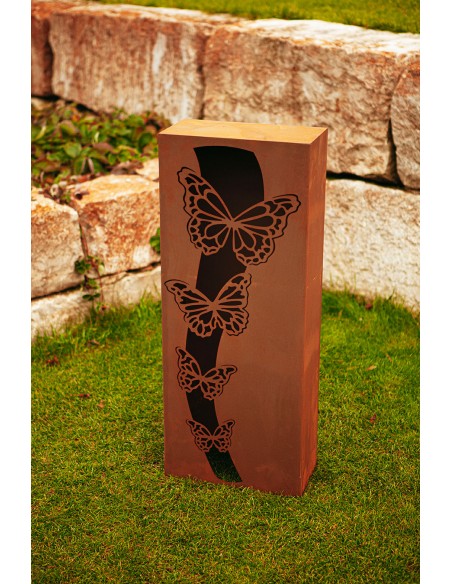 Rostsäule mit Schmetterlingsmotiv zum Beleuchten Rostsäule mit Schmetterlingsmotiv zum Beleuchten