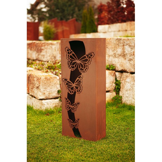 Rostsäule mit Schmetterlingsmotiv zum Beleuchten