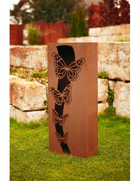 Rostsäule mit Schmetterlingsmotiv zum Beleuchten Rostsäule mit Schmetterlingsmotiv zum Beleuchten