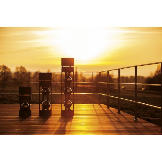 Runde Rostsäulen mit Edelstahlkugeln und Blumentrog.