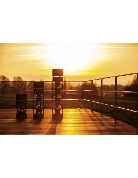 Runde Rostsäulen mit Edelstahlkugeln und Blumentrog. Runde Rostsäulen mit Edelstahlkugeln und Blumentrog.