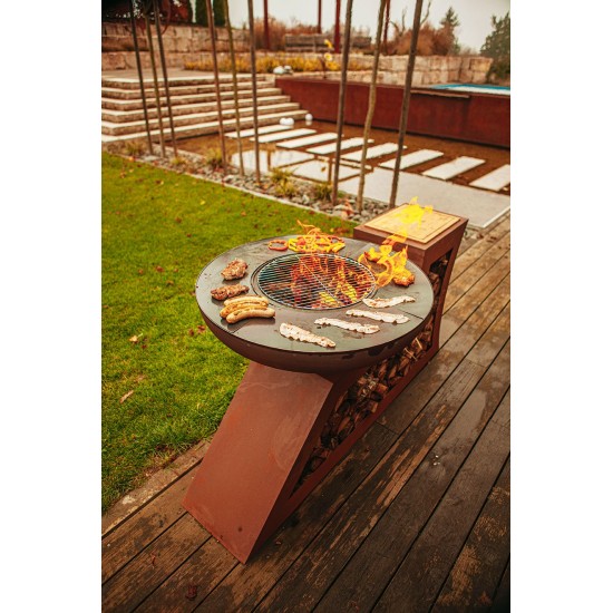 Feuerstelle, Grill in LForm mit eingebauter Holzlege