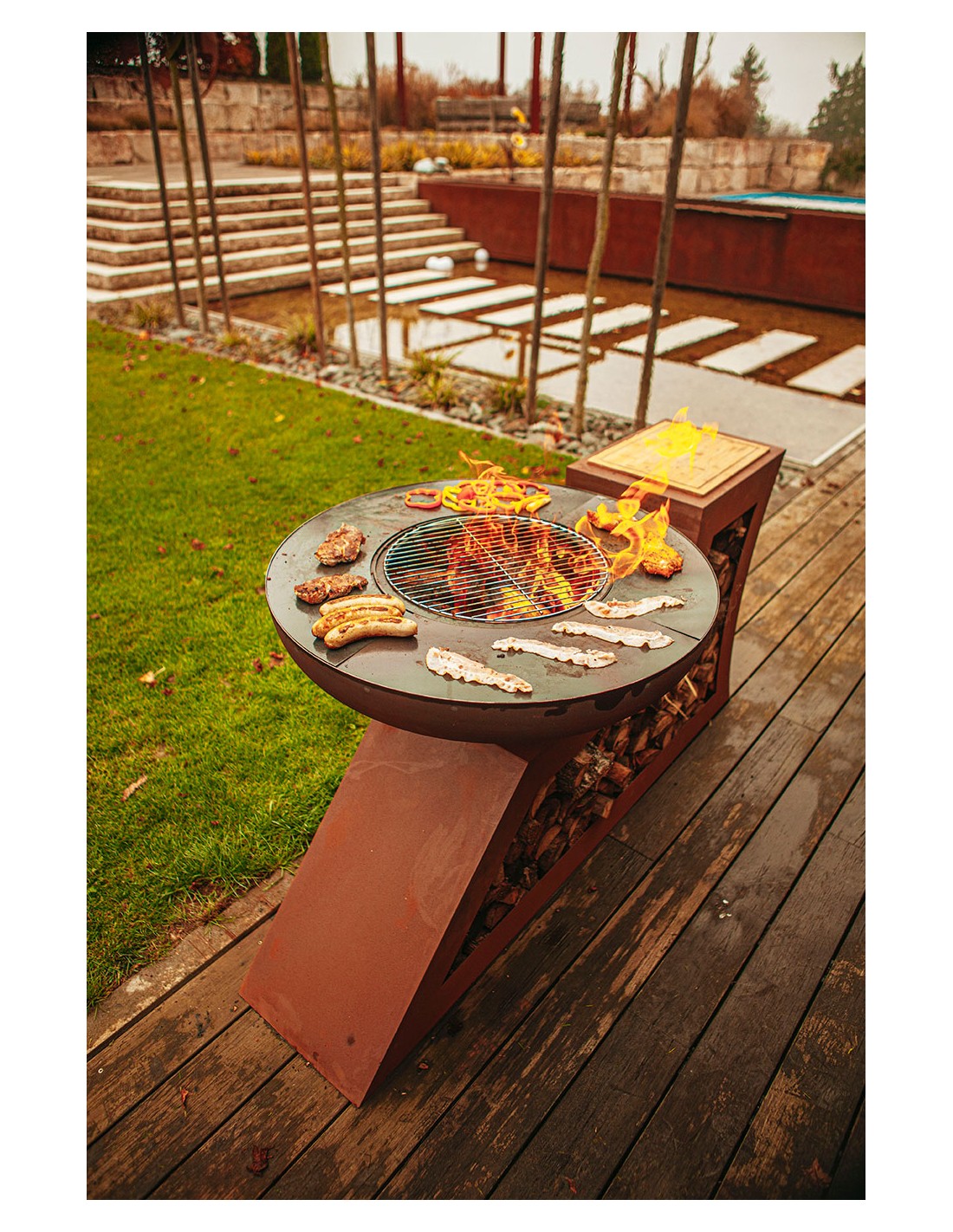 moderne Feuerstelle Grill mit Grillring Breite 160 cm unten Holzablage
