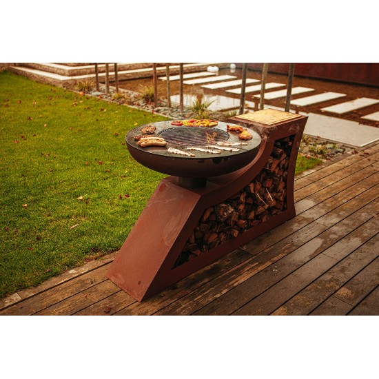 Feuerstelle, Grill in L-Form mit eingebauter Holzlege