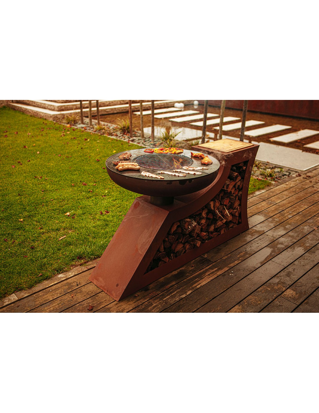 moderne Feuerstelle Grill mit Grillring Breite 160 cm unten Holzablage