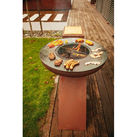 Feuerstelle, Grill in L-Form mit eingebauter Holzlege