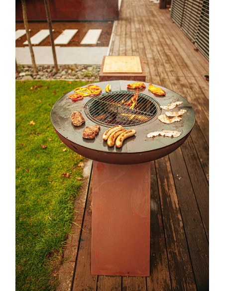 Feuerstelle, Grill in L-Form mit eingebauter Holzlege Feuerstelle, Grill in L-Form mit eingebauter Holzlege