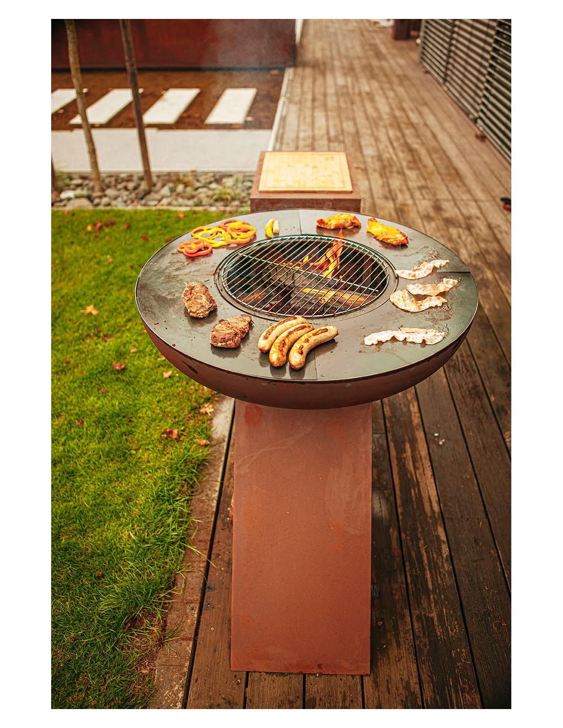 moderne Feuerstelle Grill mit Grillring Breite 160 cm unten Holzablage