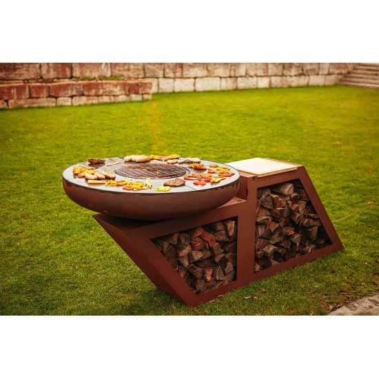 Feuerstelle, Grill in modernem Design mit eingebauter Holzlege