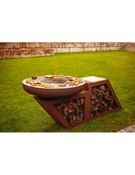 Feuerstelle, Grill in modernem Design mit eingebauter Holzlege
