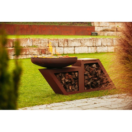 Feuerstelle, Grill in modernem Design mit eingebauter Holzlege