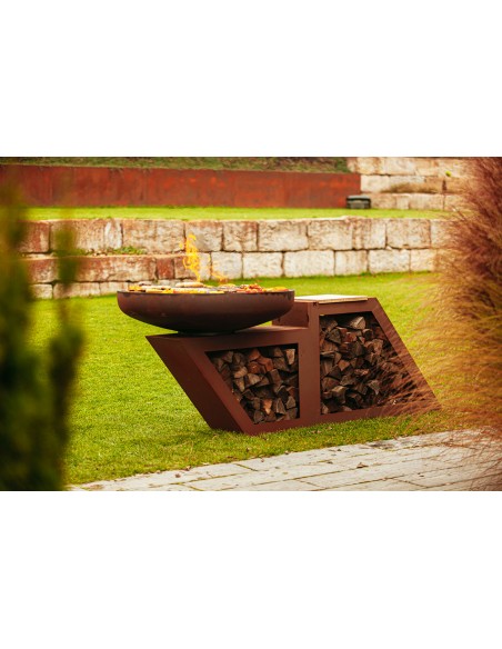 Feuerstelle, Grill in modernem Design mit eingebauter Holzlege