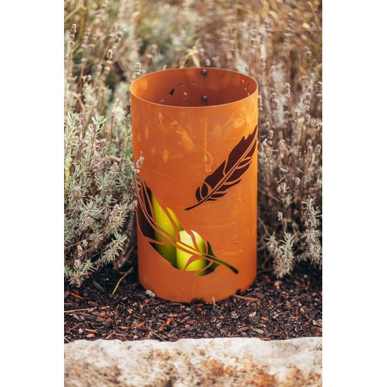 Ein Windlicht mit Federnmotiv.