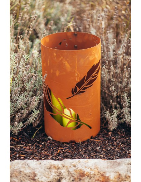 Ein Windlicht mit Federnmotiv.