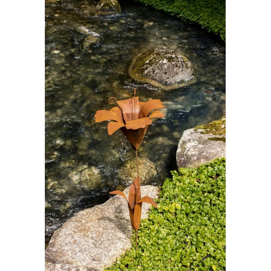 Edelrost Lilie auf einer Platte.