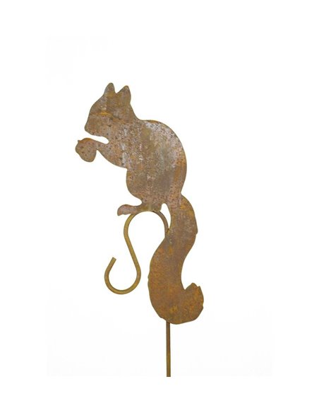 Eichhörnchen sitzend mit Nuss auf Hakenstab