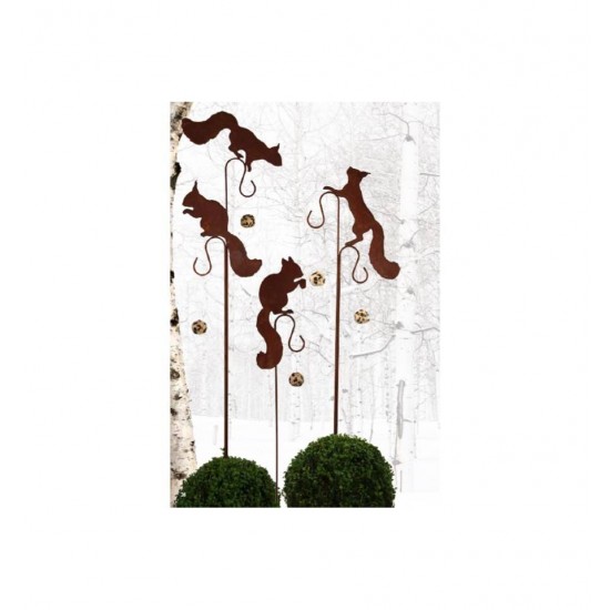 Eichhörnchen sitzend mit Nuss auf Hakenstab