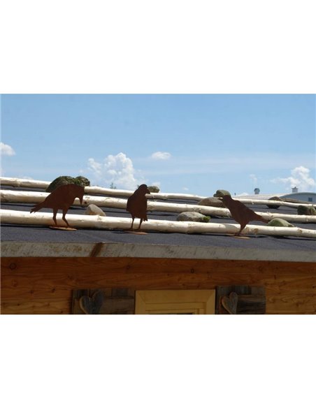 Edelrost Rabe seitlich stehend auf Platte, Höhe 26 cm