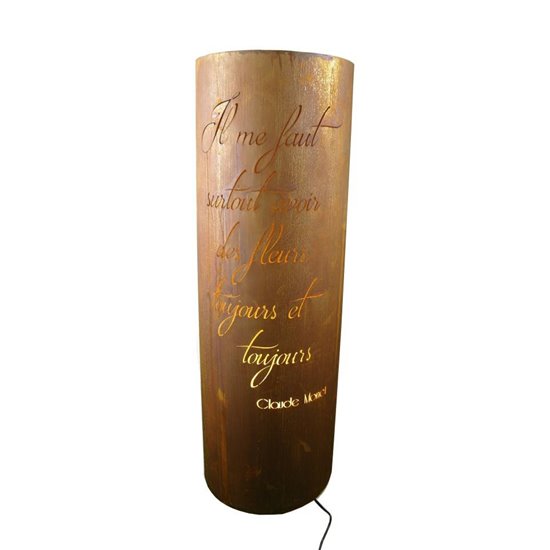 Halbrunde Säule 150 cm hoch mit Monet Zitat "Il me faut surtout avoir des fleurs, toujours et toujours"
