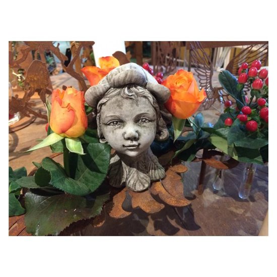 Kleiner Steinguss Kinderkopf mit spitzer Blütenhaube, Höhe 15 cm