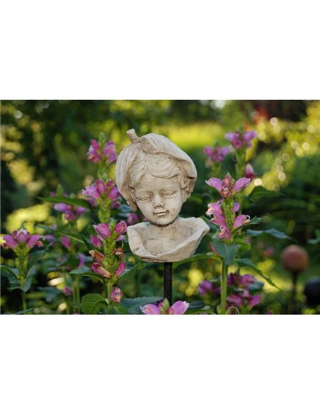 Kleiner Steinguss Kinderkopf mit rundlicher Blatthaube, Höhe 15 cm