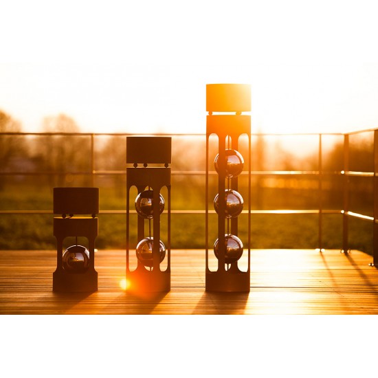 Runde Rostsäulen mit Edelstahlkugeln und Blumentrog.