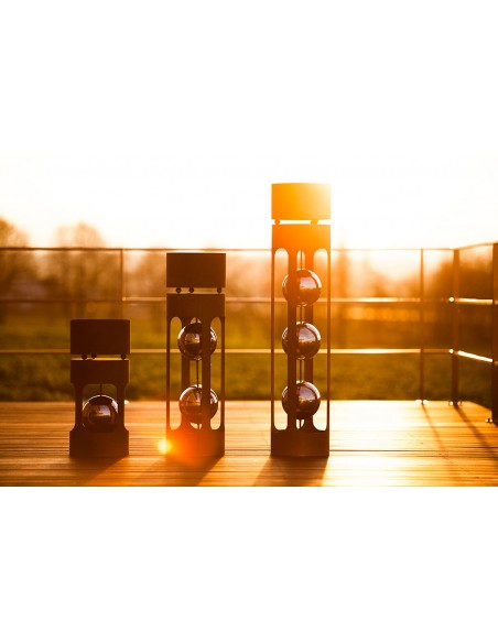 Runde Rostsäulen mit Edelstahlkugeln und Blumentrog. Runde Rostsäulen mit Edelstahlkugeln und Blumentrog.