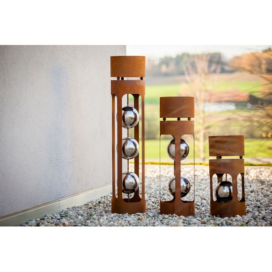 Runde Rostsäulen mit Edelstahlkugeln und Blumentrog.