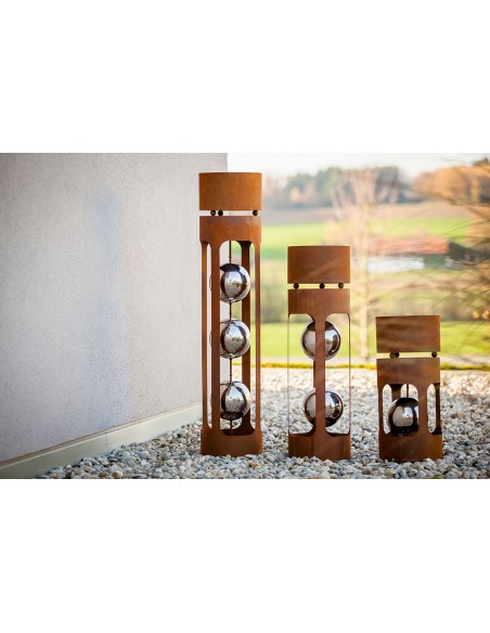 Runde Rostsäulen mit Edelstahlkugeln und Blumentrog.