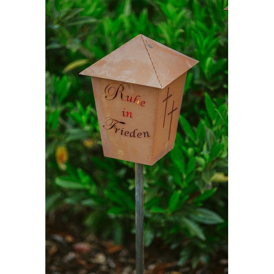 Edelrost Gartenstab mit Grablicht - Ruhe in Frieden, mit 2 Kreuzen