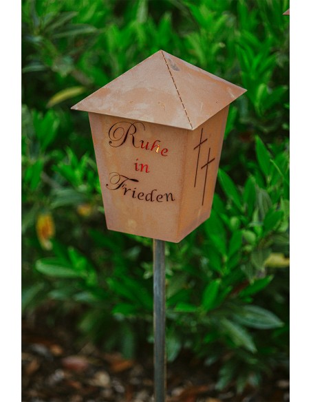 Edelrost Gartenstab mit Grablicht - Ruhe in Frieden, mit 2 Kreuzen