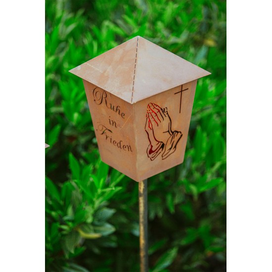 Edelrost Gartenstab mit Grablicht - Ruhe in Frieden, mit betenden Händen