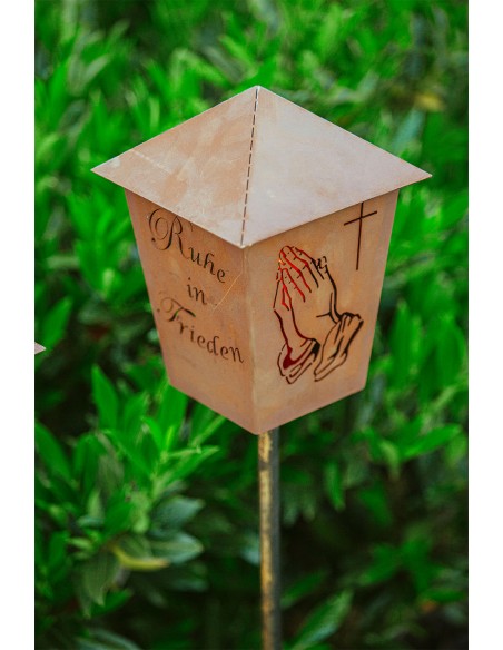 Edelrost Gartenstab mit Grablicht - Ruhe in Frieden, mit betenden Händen
